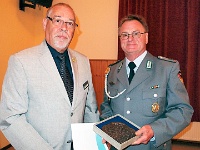10 Jochen Droste (li.) verleiht der RK die Anerkennungsplakette des VDK in Bronze